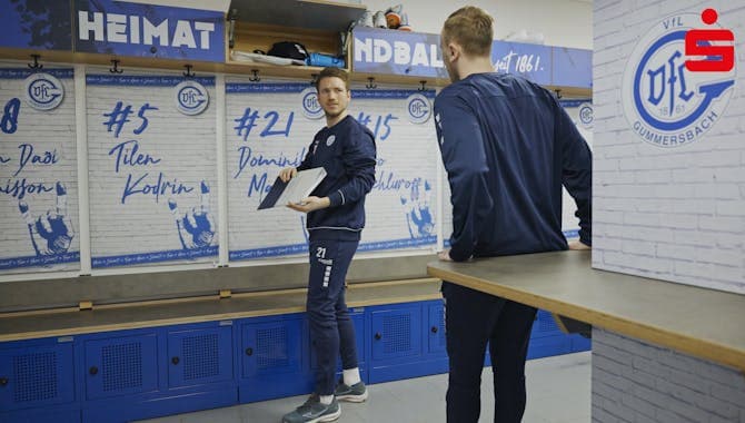 Zwei Männer in der Kabine des VfL Gummersbach