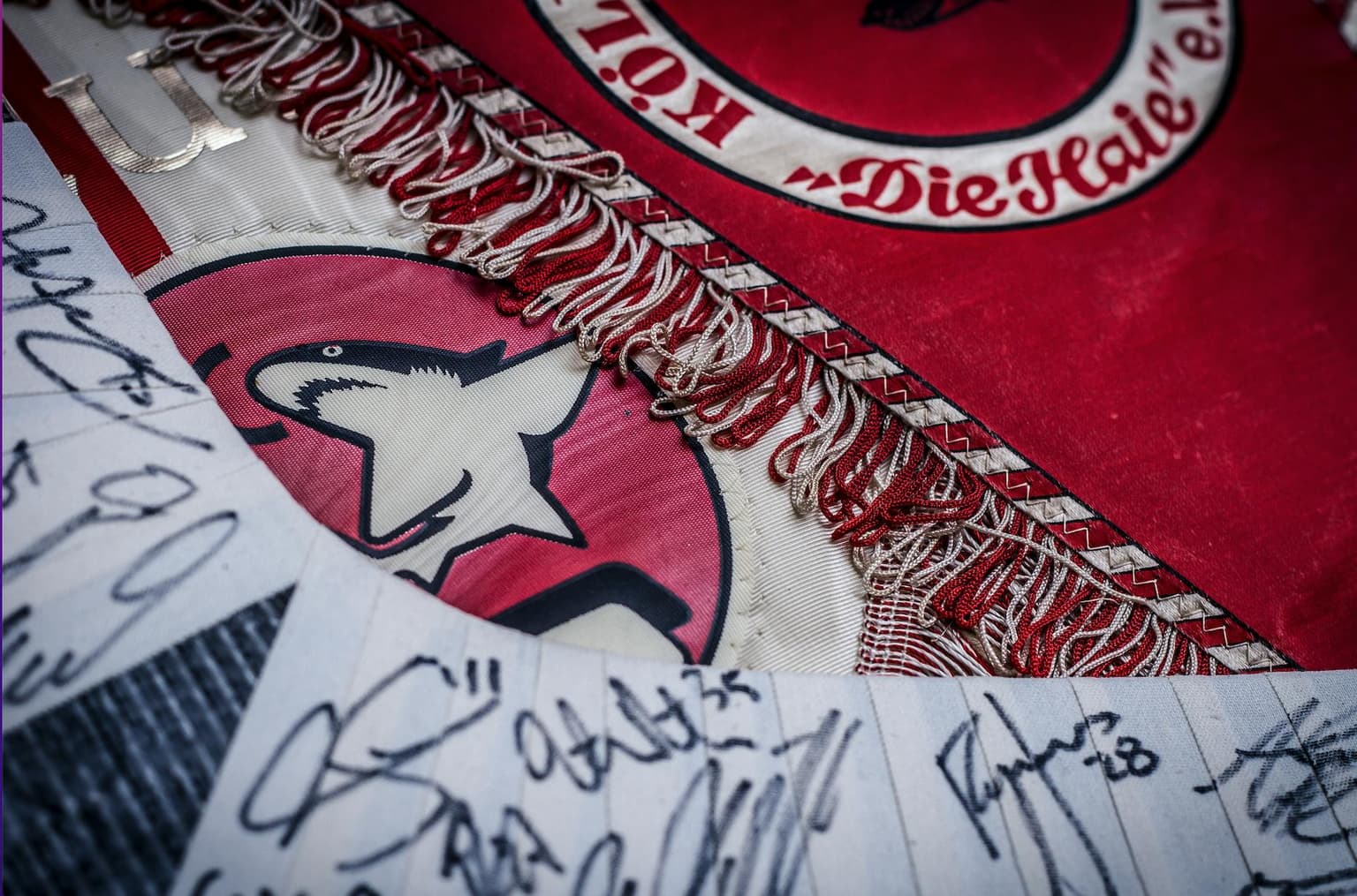 Autogrammkarten und Merch des KEC