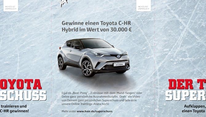Toyota C-HR Hybrid auf einem Poster für das Gewinnspiel