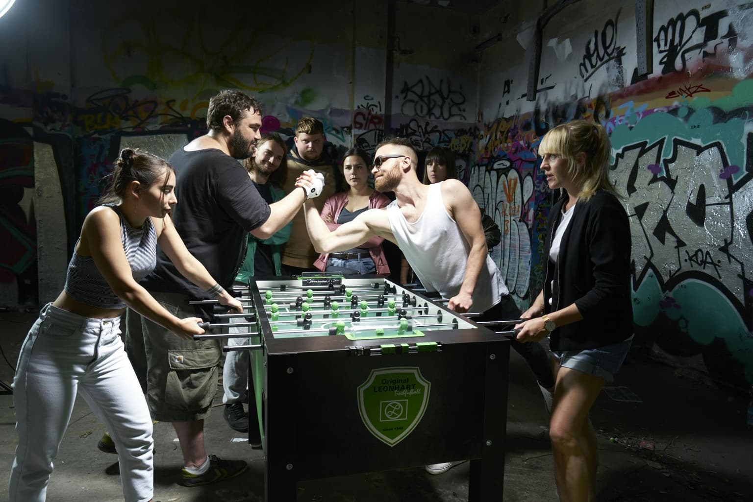 Menschen an einem Tischkicker