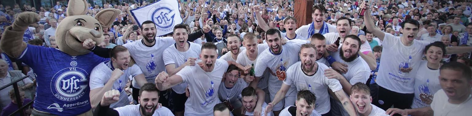 VFL Gummersbach Fans sind am Jubeln. Das perfekte Foto für die Referenzen von Höchstform.