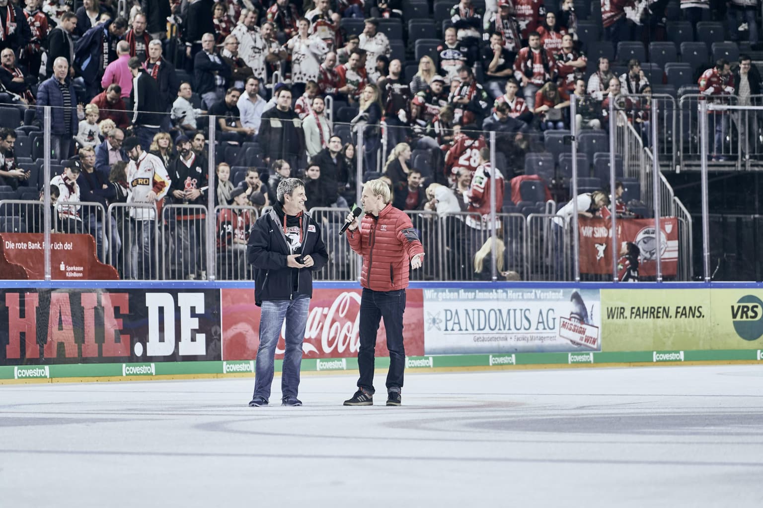 Zwei Männer auf dem Eis bei den Kölner Haien