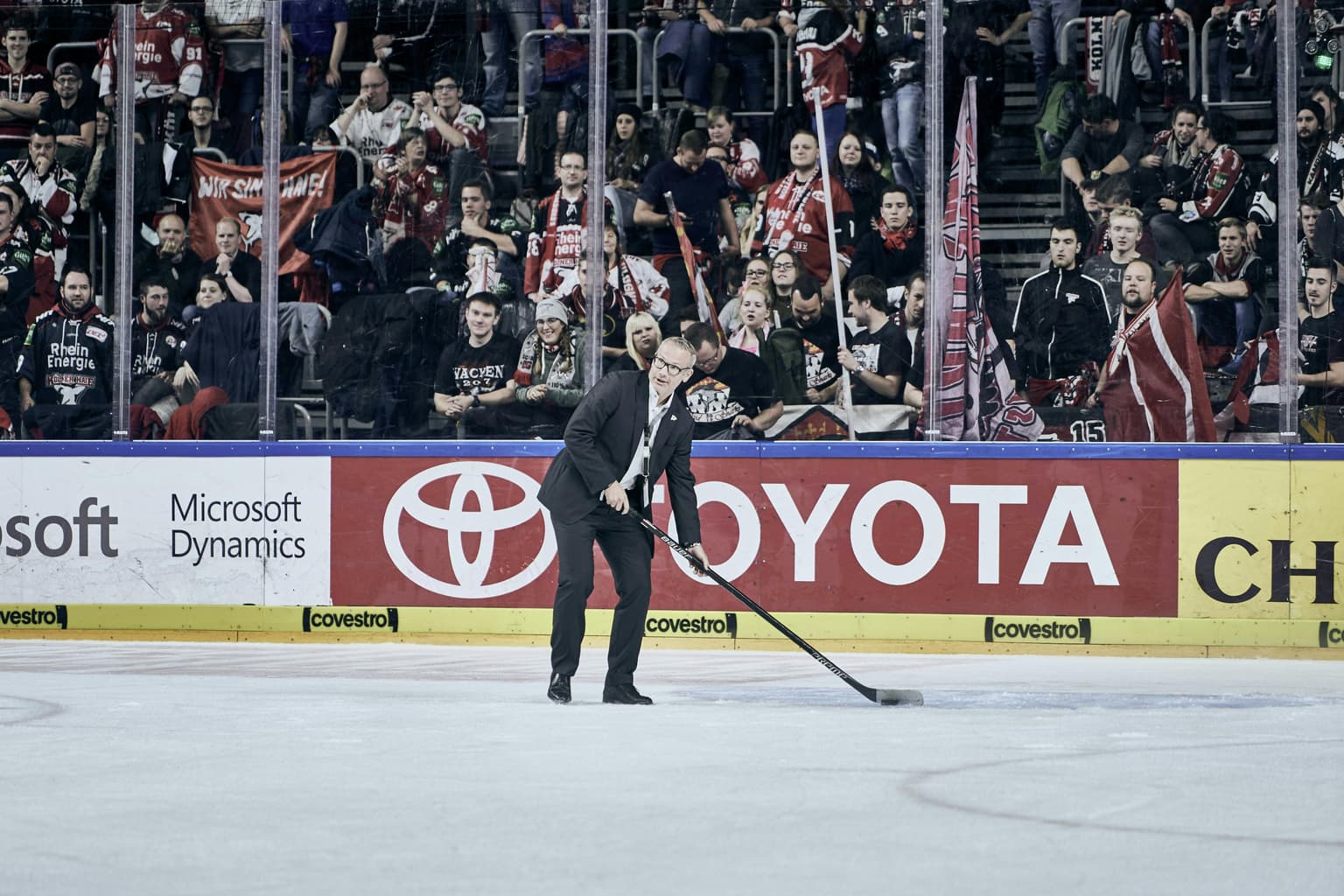 Mann mit einem Eishockeyschläger auf dem Eis