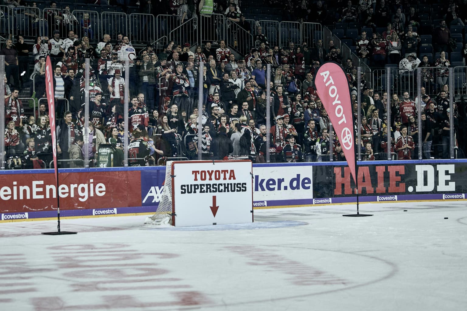 Toyota Superschuss-Tor vor der Tribüne auf dem Eis