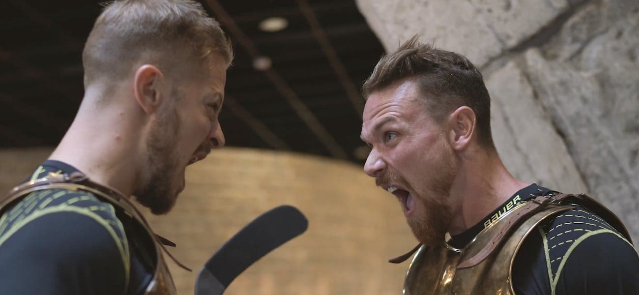 Zwei Profispieler vom KEC schreiene sich gegenseitig an