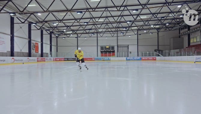 Eishockeyspieler auf dem Es