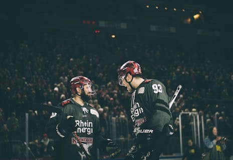 KEC Profispieler stehen sich beim Heimspiel gegenüber.