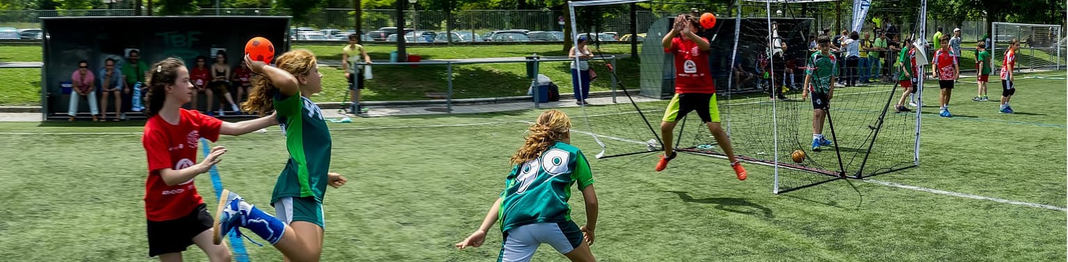 Kinder spielen im freien Handball