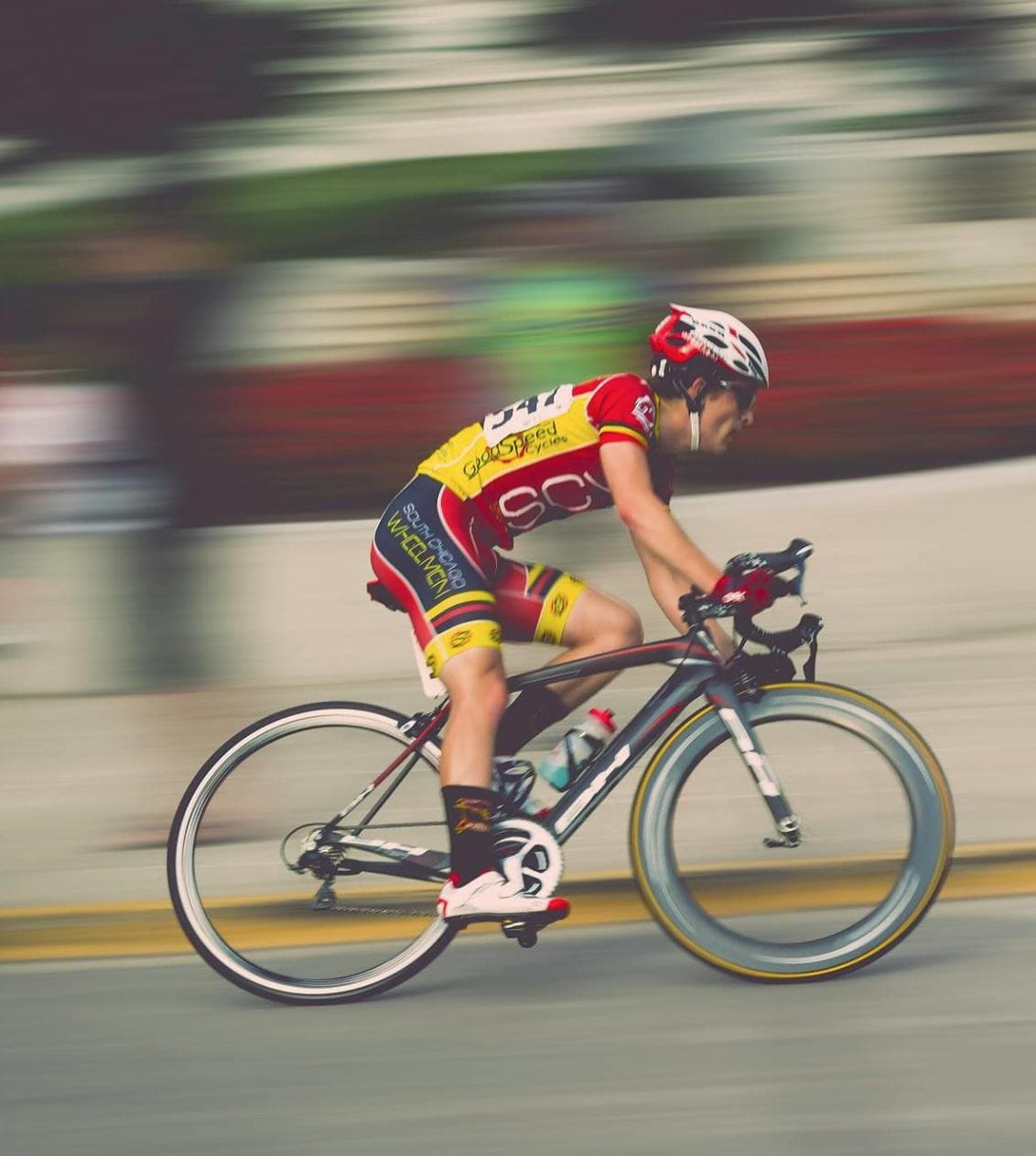 Ein Mann der Fahrrad fährt