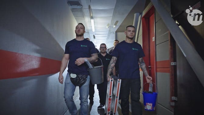 Mitarbeiter der Merbeck GmbH in einem Flur