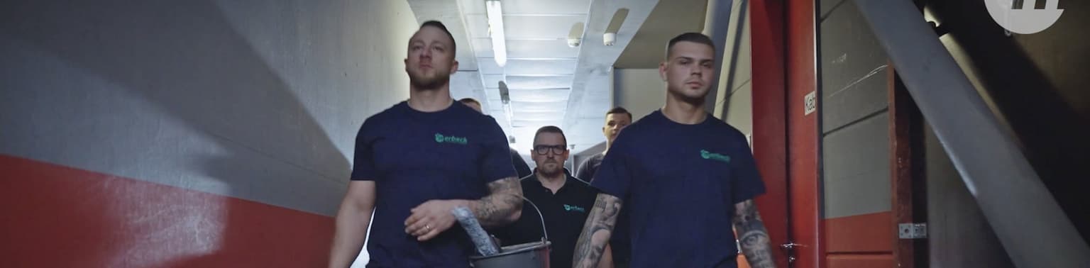 Mitarbeitende von Merbeck in einem Flur