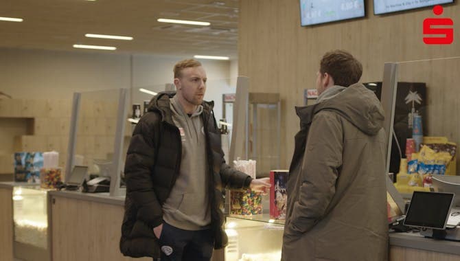 Zwei Männer in der Sparkasse in Gummersbach