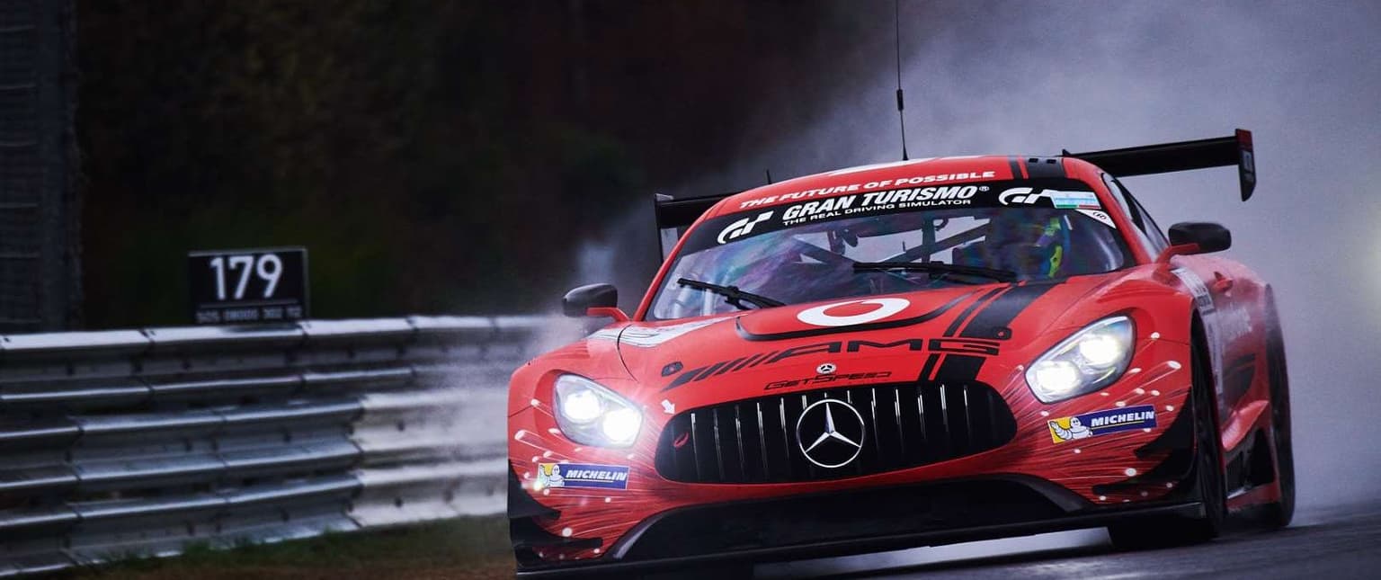 Roter Rennwagen von Mercedes