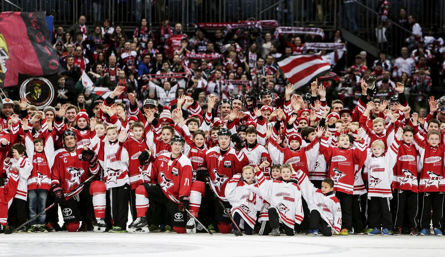 Fans und Profispieler vom KEC als Gruppenfoto