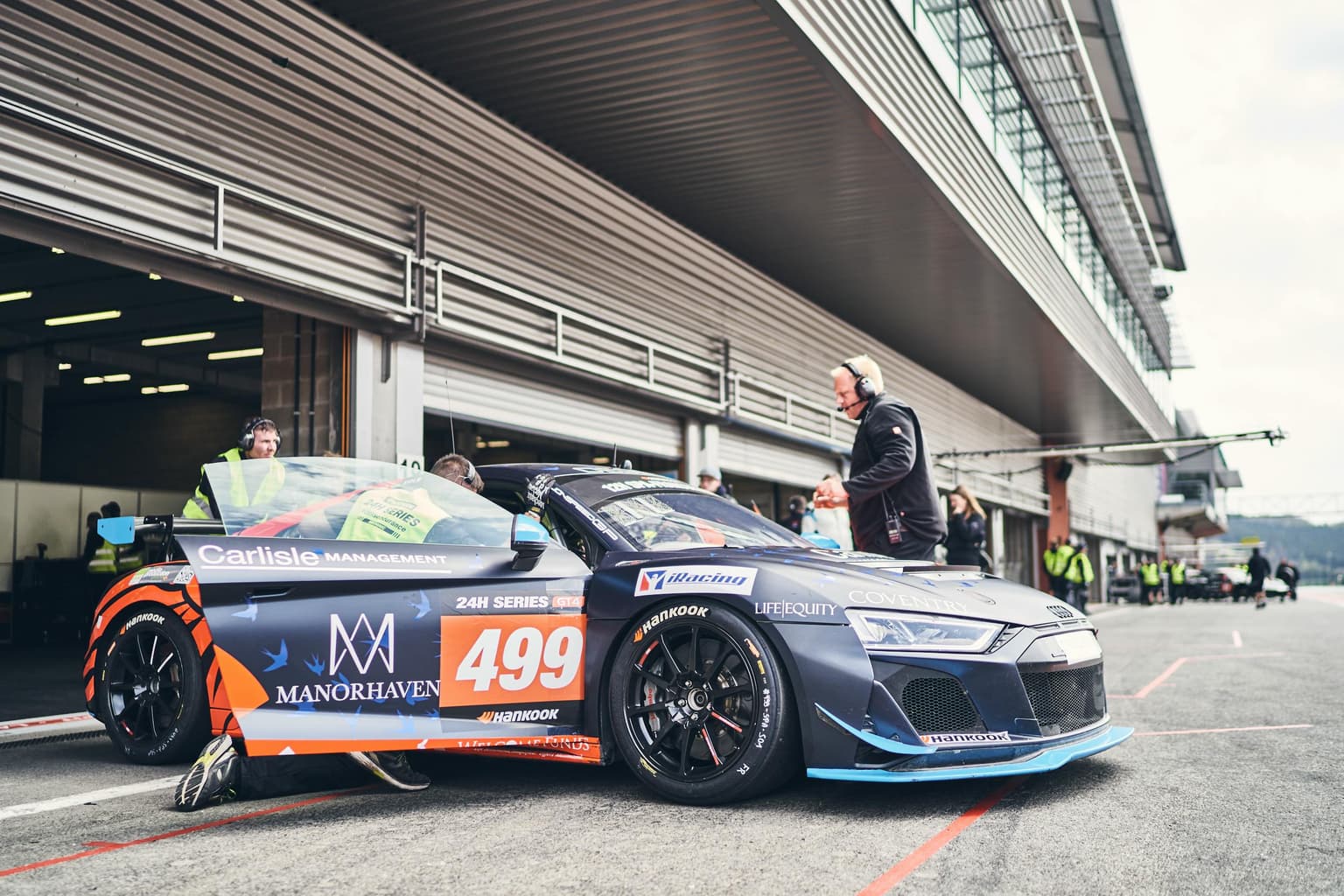 Profirennsport auch bei Höchstform Agency. Ein Audi beim Boxenstop.