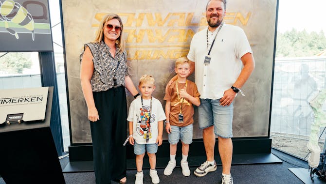 Familie beim 24 Stunden Rennen in der Schwalbenschwanz Lounge.