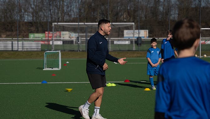 PWR PLY Trainer und Jugendspieler beim Training