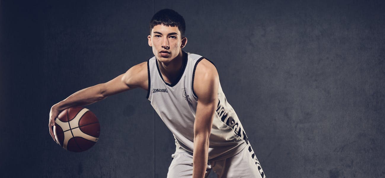 Ein Profispieler von den Probaskets mit einem Basketball in der Hand