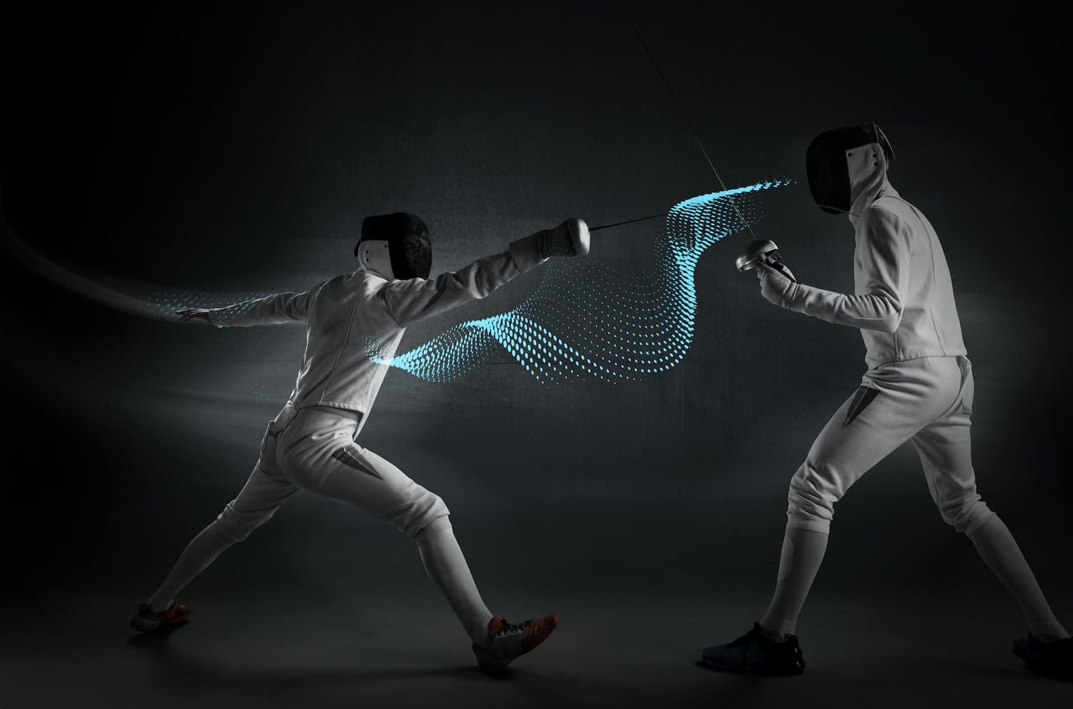 Zwei Menschen fechten