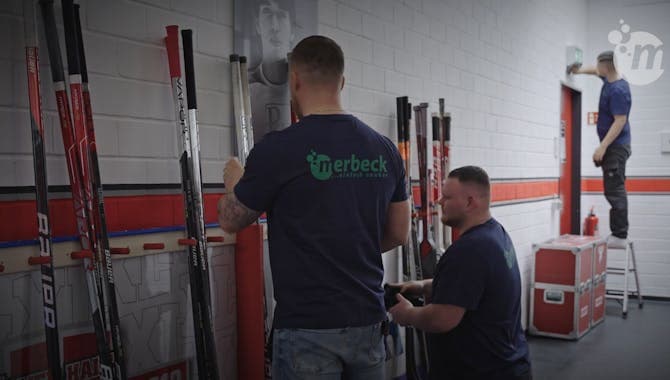 Mitarbeiter der Merbeck GmbH bei der Arbeit