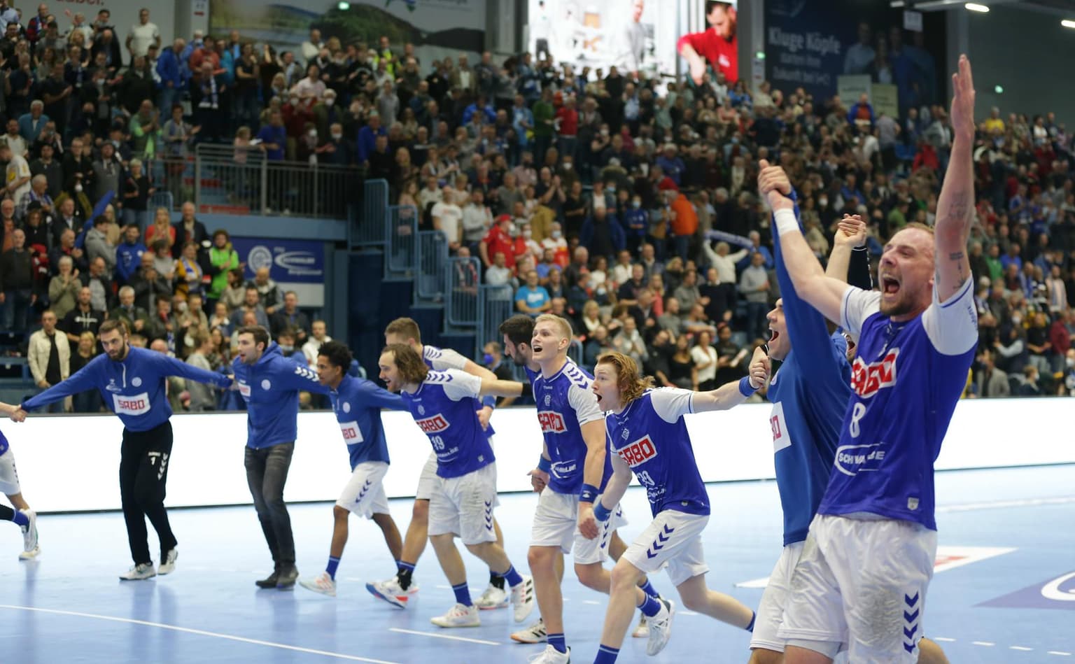 Jubelndes VfL Profiteam auf der Platte beim Heimspiel