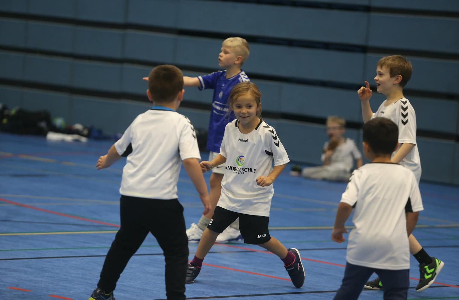 Schüler von der Handballschule Oberberg beim Training